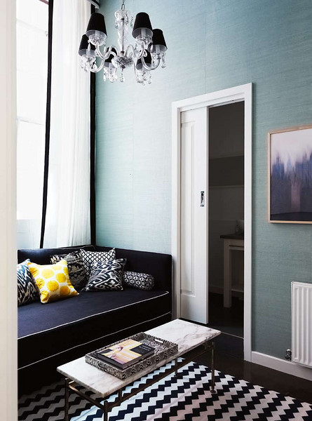 sofá negro y paredes azules